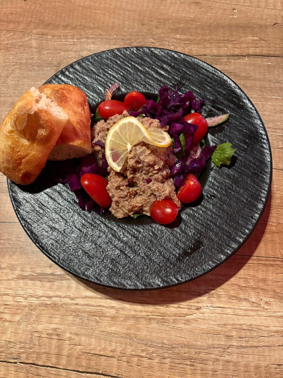 Tuna salad with red cabbage and fresh bread